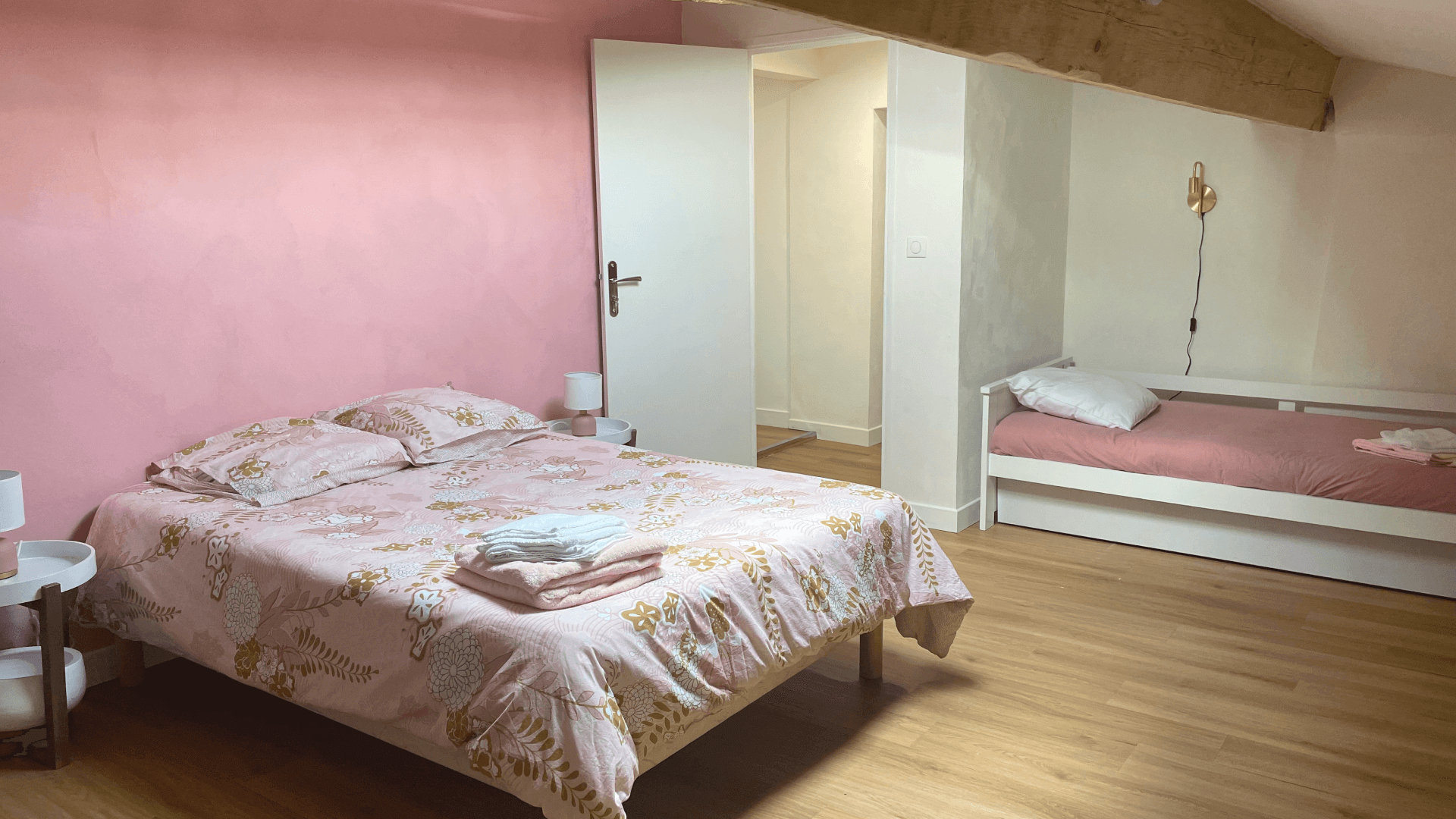 Les deux lits de la chambre rose