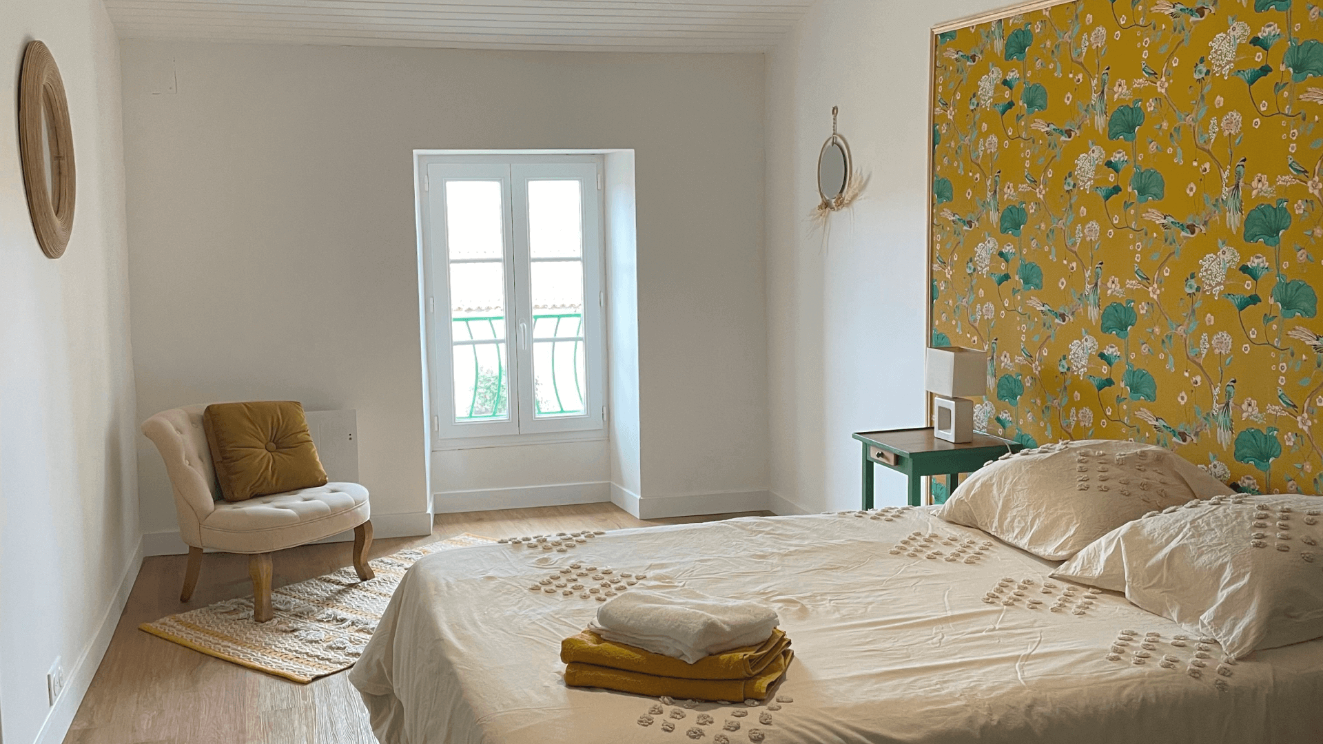 Le lit king size de la chambre verte